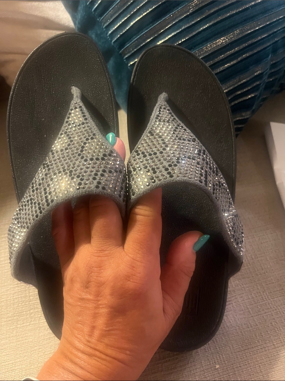 FitFlop Black /Gray Rhinestone Toe-Post Sandals NWT-Size 9